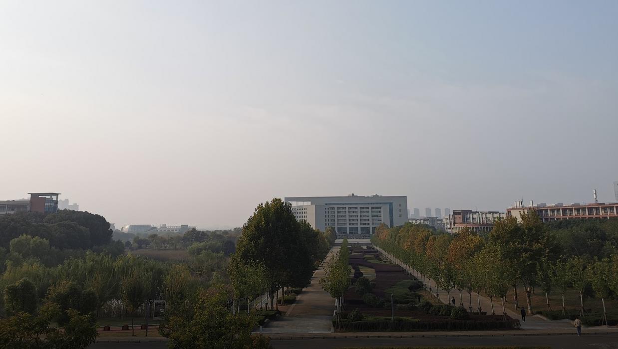 武汉纺织大学崇真楼南楼背后的图书馆