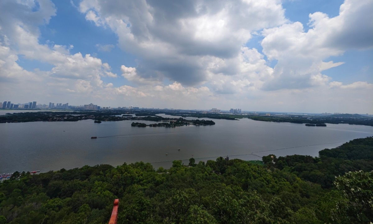 楚天台上，远看东湖吹笛景区